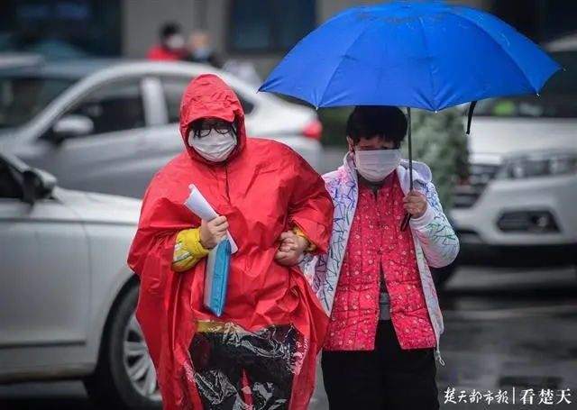 直击疫情 现场报道丨武汉市汉阳医院发热门诊逐渐恢复平静，大家都在坚守中等待春暖花开