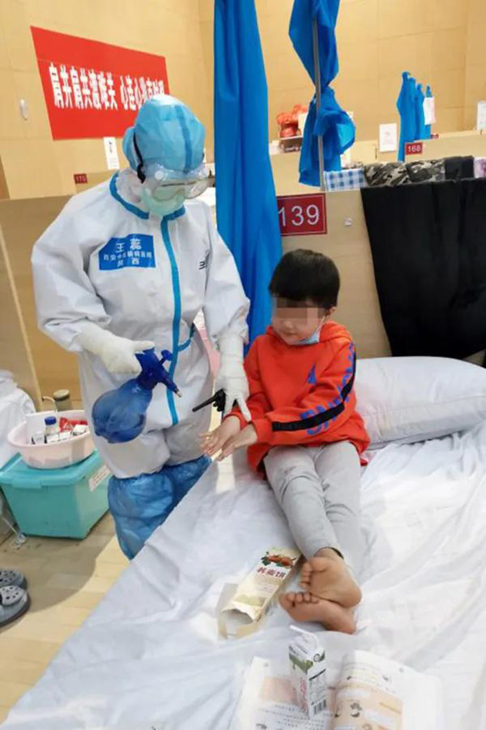 直击疫情 现场报道丨江夏方舱医院3名西安护士接力，当好8岁男孩“临时妈妈”