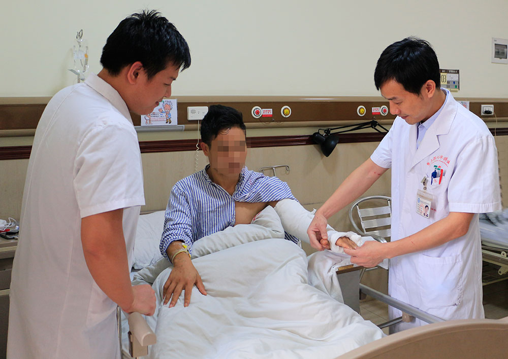 暨大深圳华侨医院显微外科成功抢救一位重度刀伤致失血性休克患者