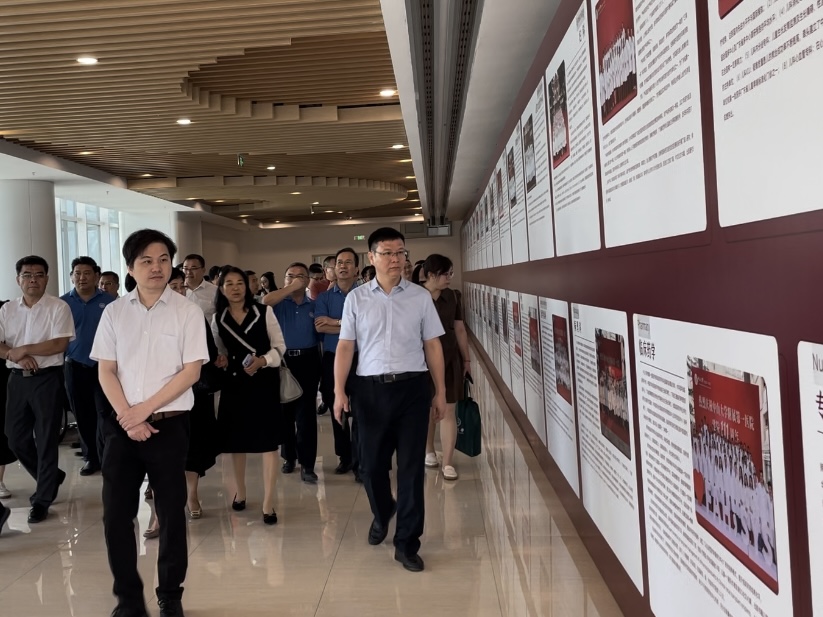 图2 参观文化长廊.jpg