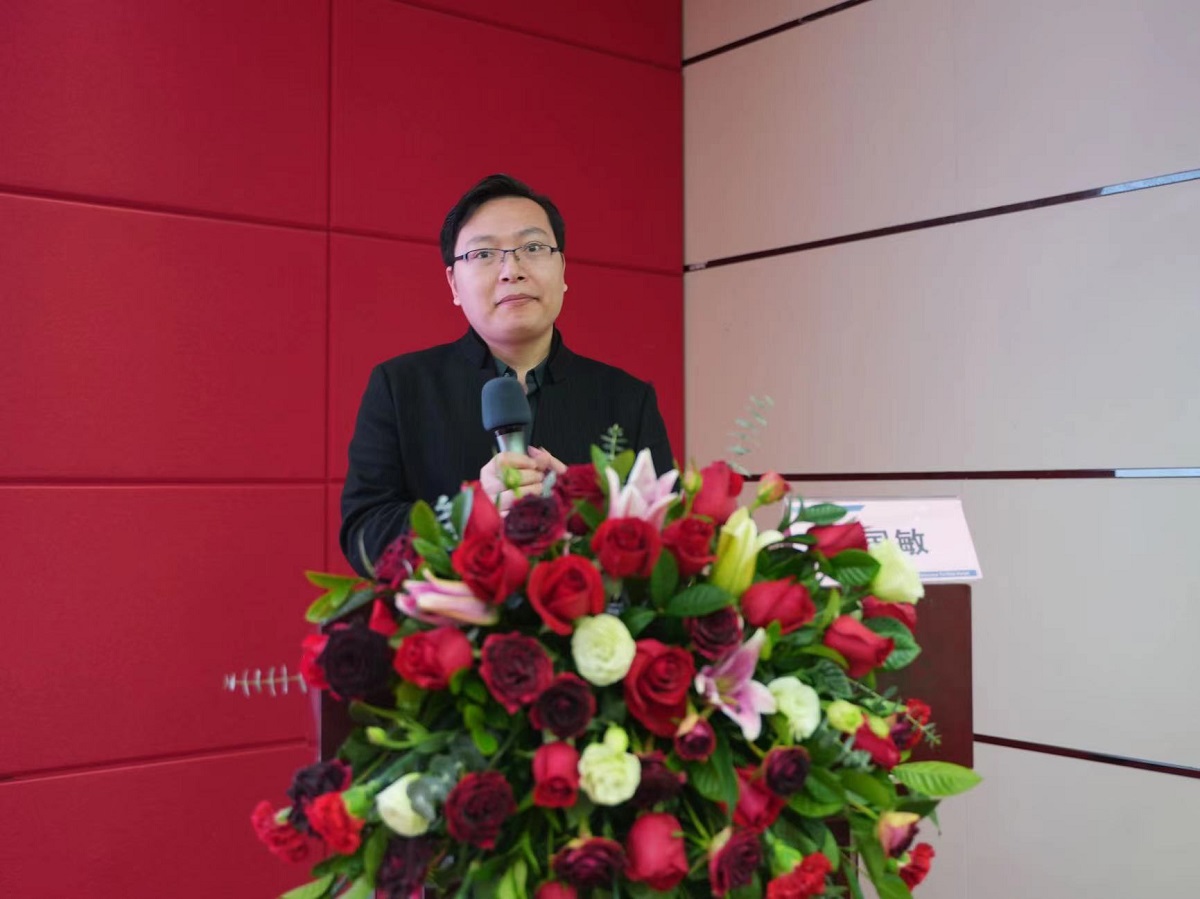 2.东莞市医师协会常务理事兼副秘书长翟国敏主持会议.jpg