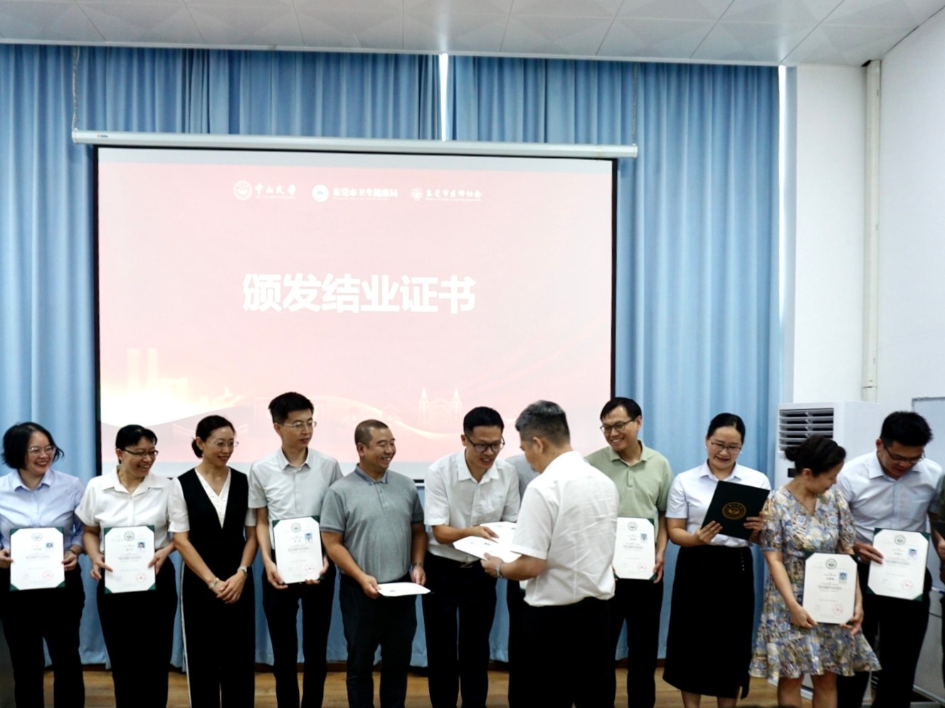 三、颁发证书现场照[1](压缩).jpg