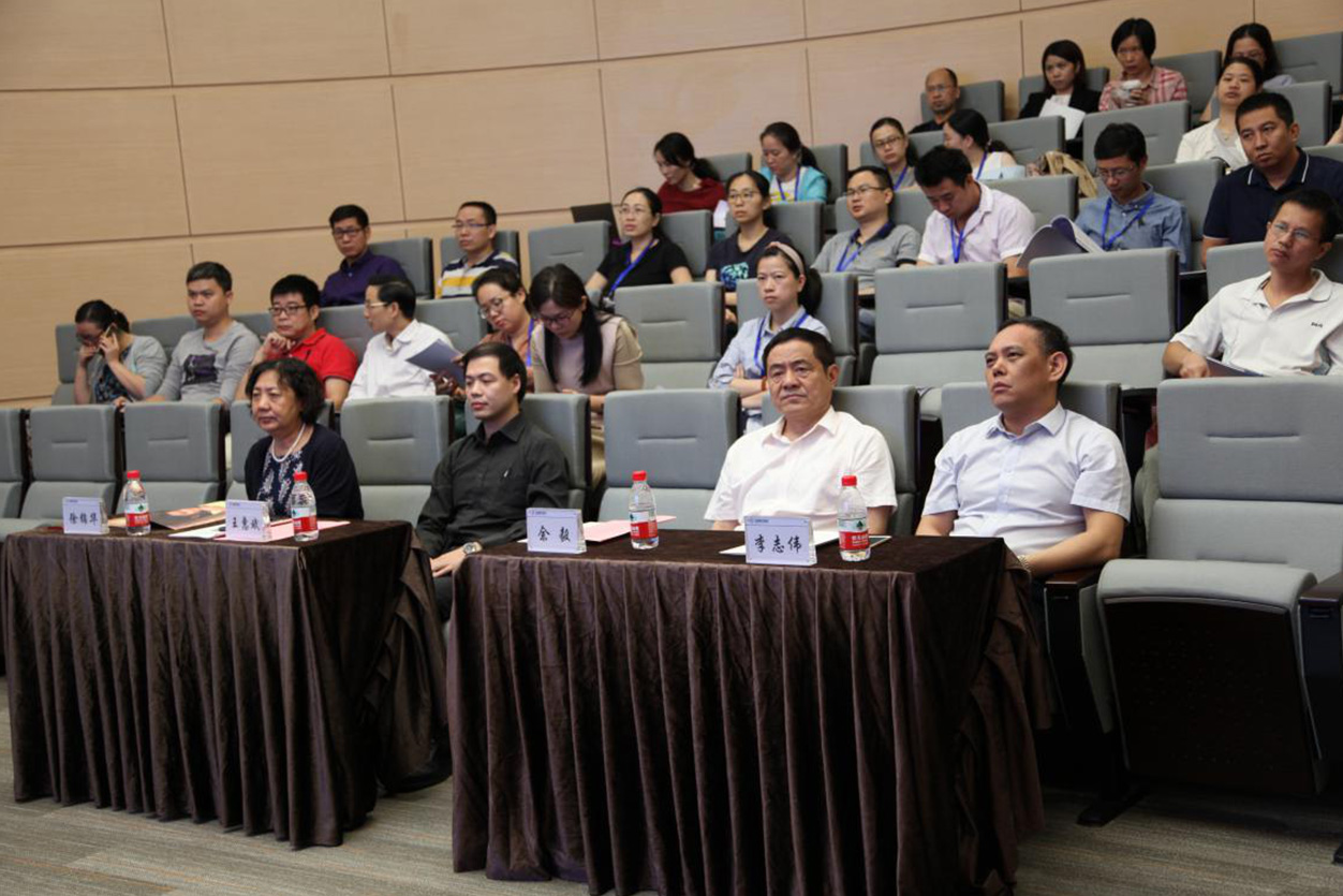 图3 东莞市卫计局医政科副科长王惠斌（前排左二），东莞市医师协会会长余毅（前排右二），东莞康华医院副院长李志伟（前排右一）、科教部主任徐锦华（前排左一）参加了开班仪式.jpg