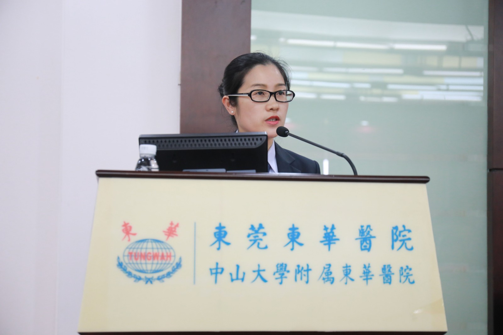图1 东华医院科教部徐宝华主任主持结业典礼.JPG