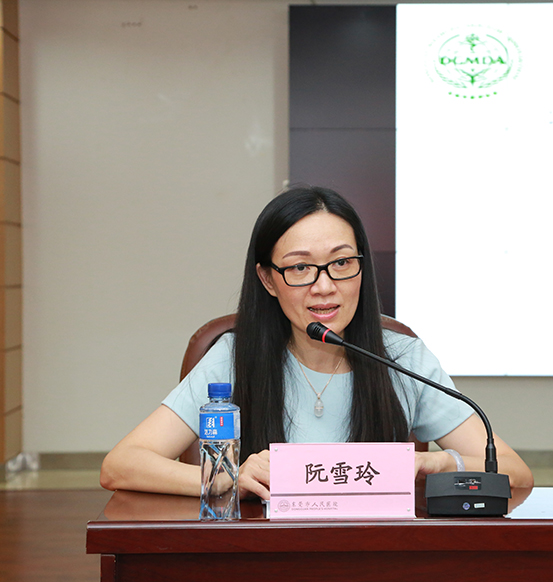 图3 东莞市人民医院阮雪玲科长主持本次开班仪式.JPG