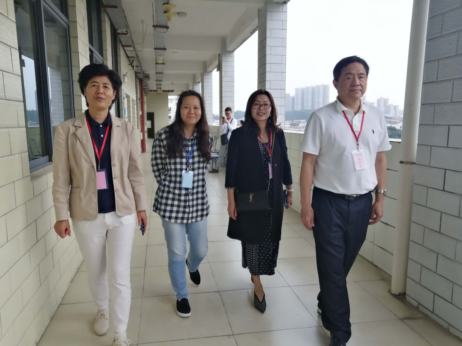 图6 市医师协会余毅会长（右一）、广东科技学院邵翠兰处长（右二）巡考.JPG