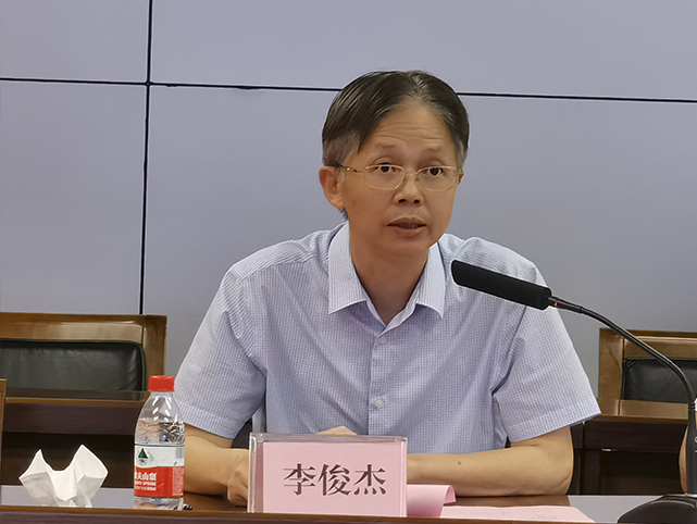 图3 东莞市医师协会副会长兼法人李俊杰主持会议.jpg