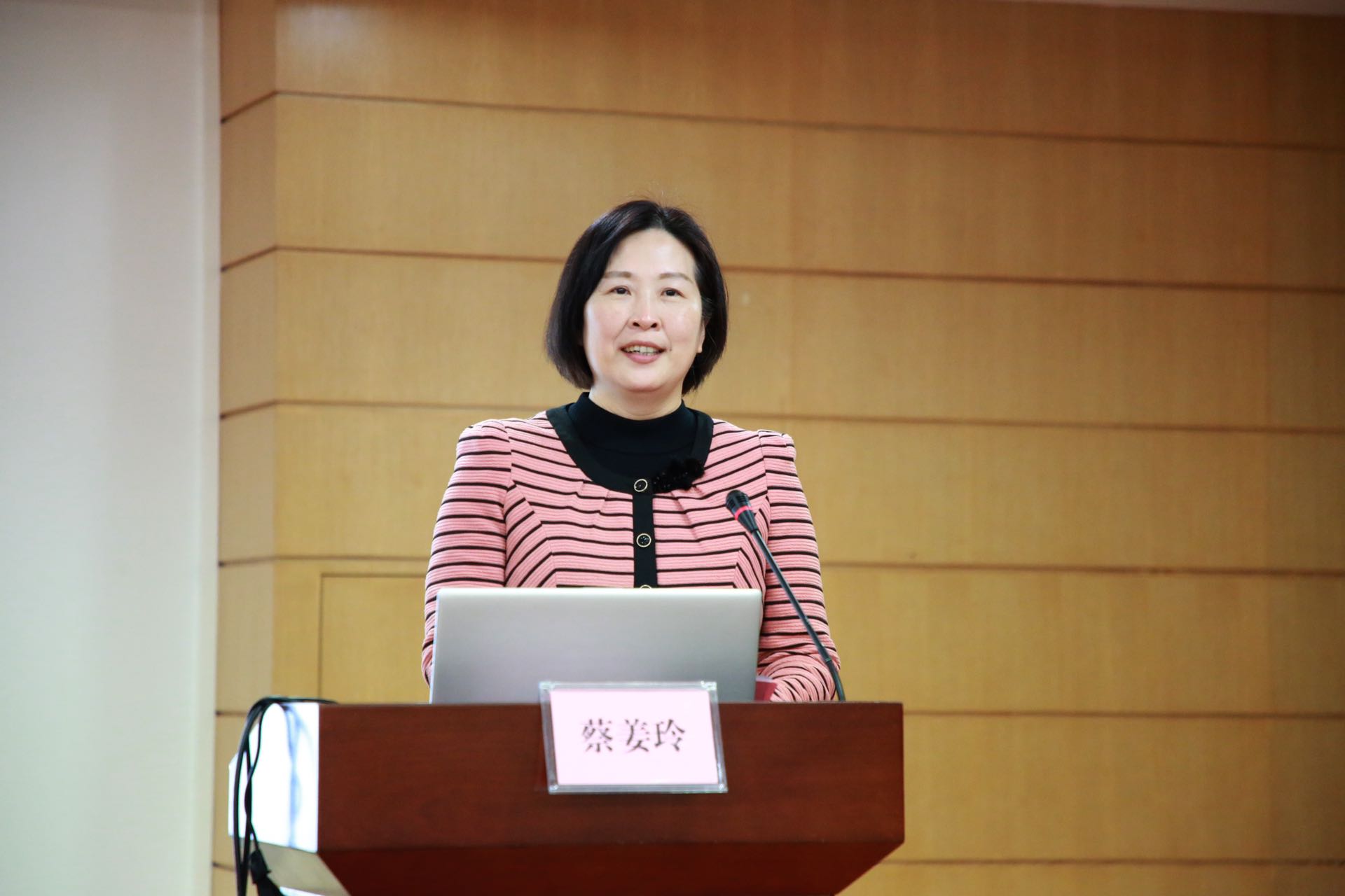 图4 中山大学高等继续教育中心医学教育培训中心蔡姜玲主任致辞.jpg