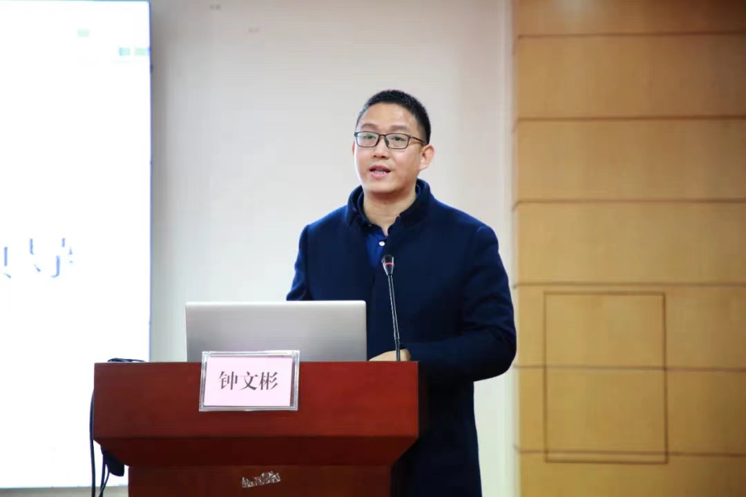 图6 市医师协会常务理事兼副秘书长钟文彬主持开班仪式.JPG